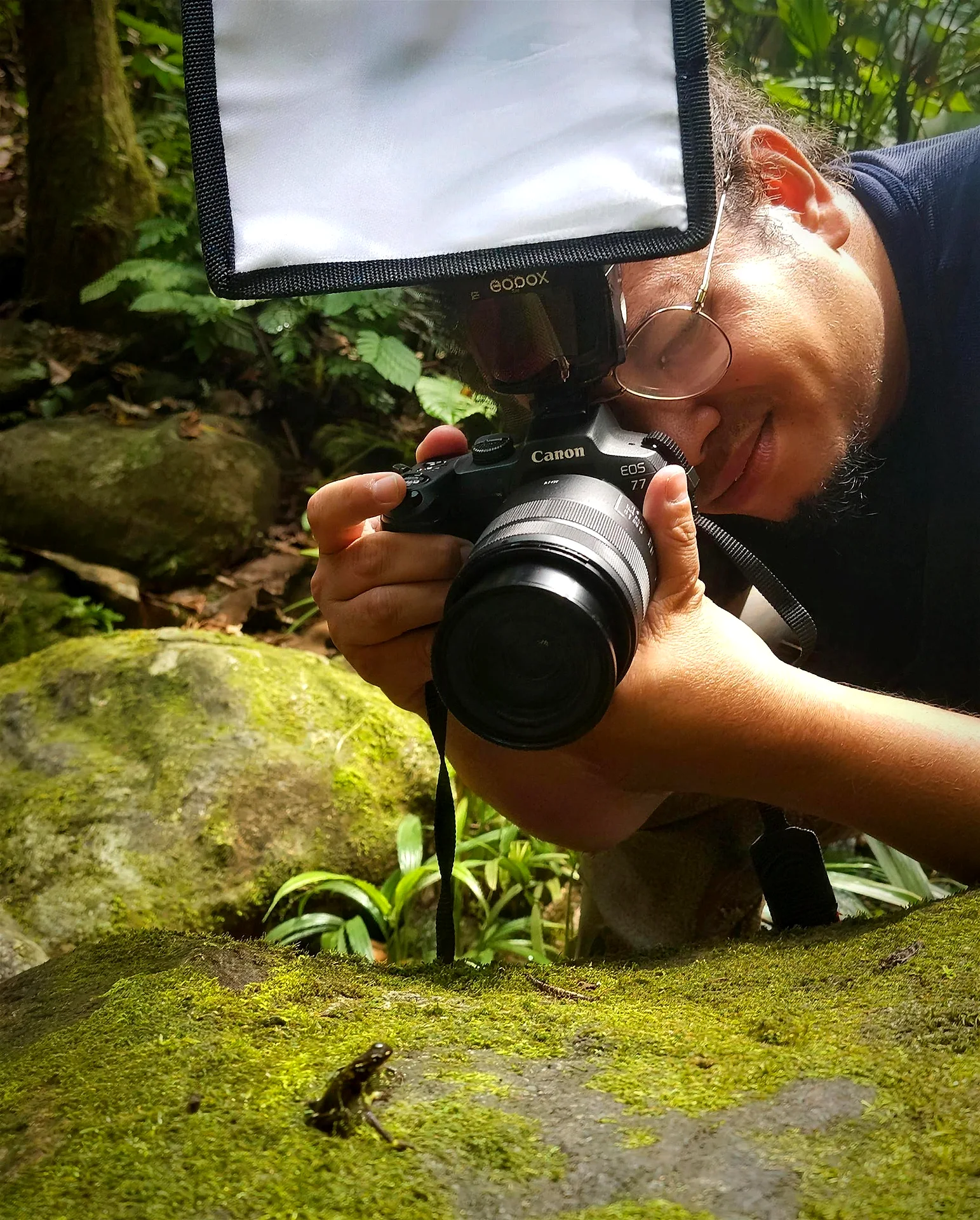 Abel Batista fotografiando fauna en el campo